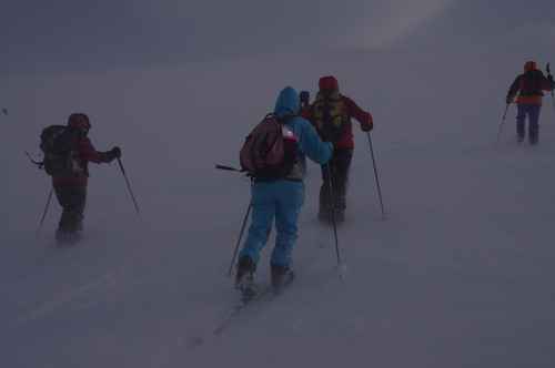 Skieurs dans le vent