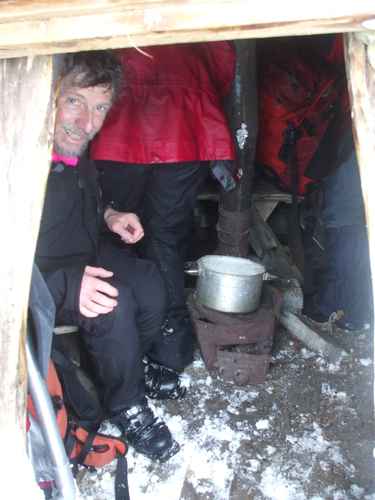 Randonneurs dans la hutte Sami