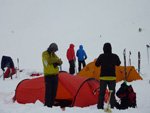 Skieurs face au Mont Aiguille
